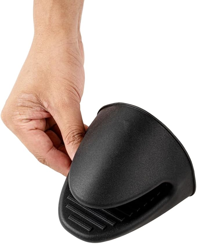 Restaurantware Comfy Grip 4.3 x 3.5 x 4.2 Inch Mini Oven Mitt Pot Holders 1 Food-Grade Finger Mitt Set - 2-Piece Set Oven-Ready Up To 446F Black Silicone Pinch Mitts Ribbed Texture Dishwashable